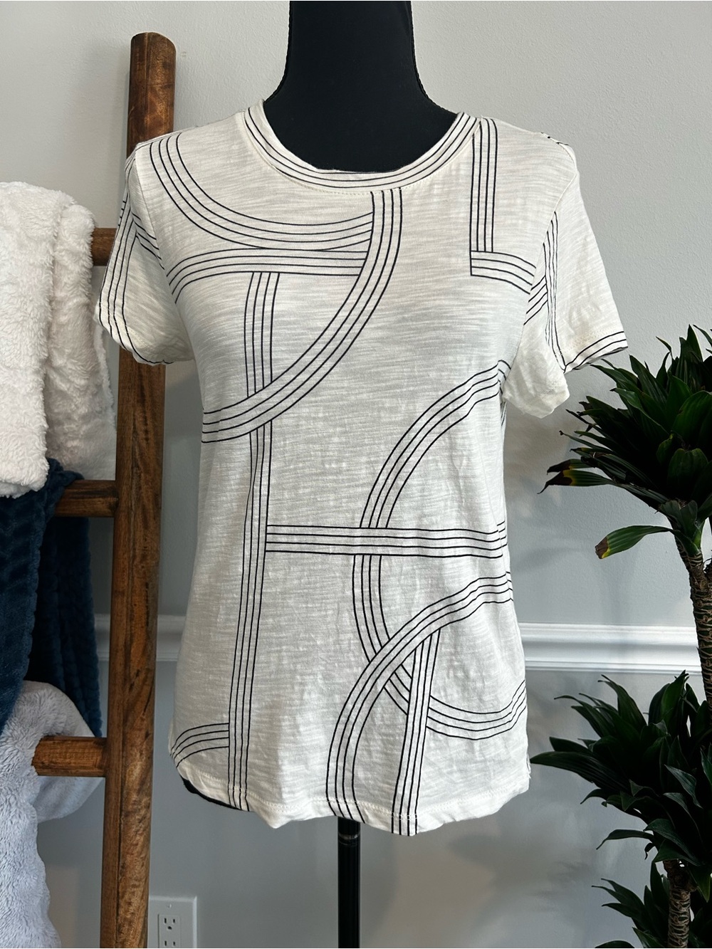 Sanctuary Cream Short Sleeve Tee with Black Geometric Stripe Pattern Size XS